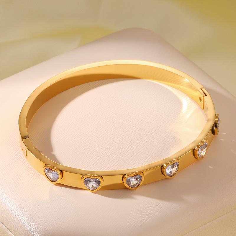 Women s High-end Heart-shaped Love Fashion European and American Bracelet 17CM