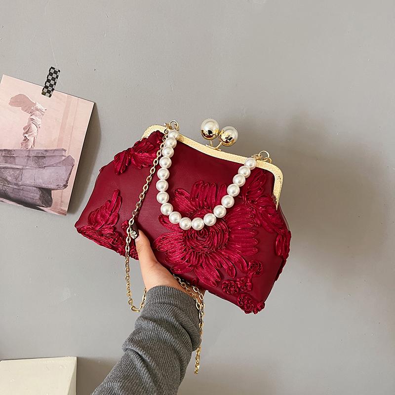 

2026 New Shell Shaped Embroidered Ladies Shoulder Bag Pearl Chain Handbag Crossbody Evening Bag Women s Fashion Accessory