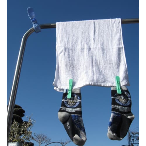 Clever Pegs: Clothespins that clamp from both sides