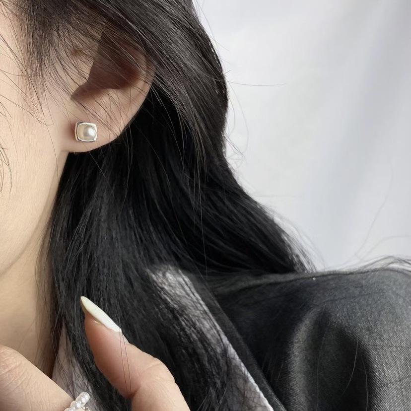 Square Pearl Stud Earrings Korean Version Simple Commuting Elegant Beauty Girl Heart Temperament Earrings