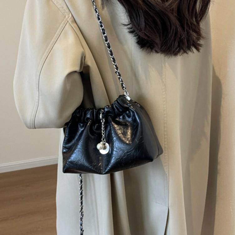 Niche Design Premium Chain Messenger Bag Large Capacity Shoulder Pleated Cloud Bag Fashionable And Simple Versatile Bucket Bag
