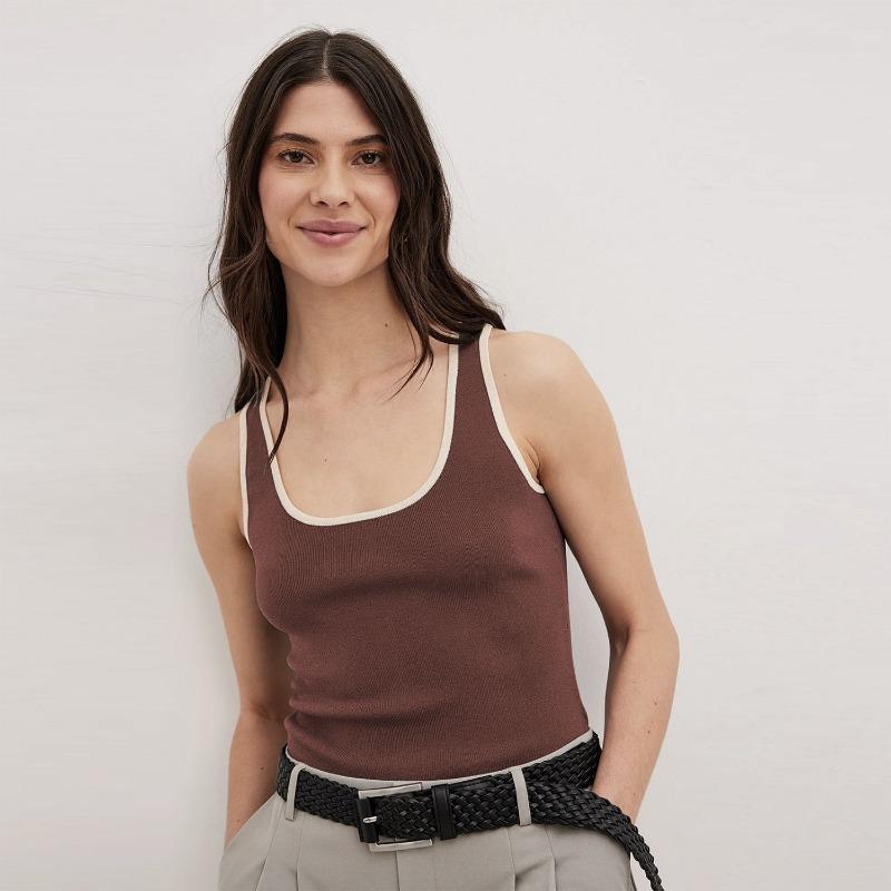 

Весенне-летние женские цветовые конфликты могут быть сочетаемыми: топы с баской S темно-коричневого