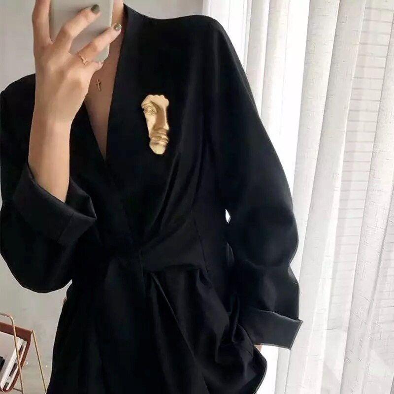 A Variety of Popular European and American Face Brooches, Matte Gold Abstract Brooches, Coat Decorations, Fixed Anti-Exposure Accessories