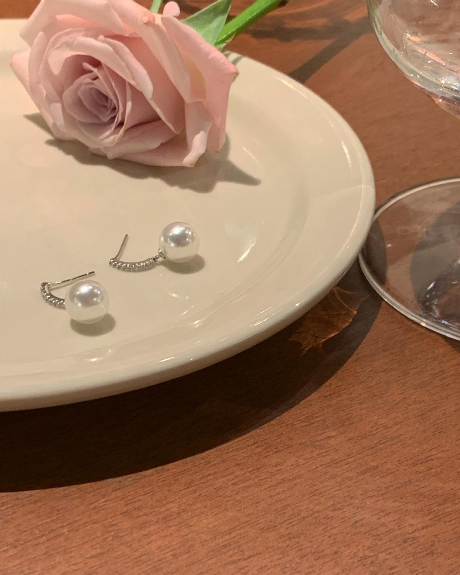 

French temperament pearl earrings, ear hooks, light luxury, niche stud earrings, design sense, high-end earrings, women