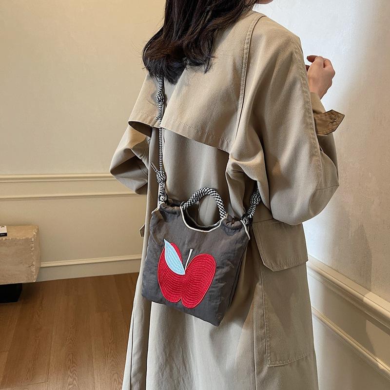 

2025 новая экологически чистая сумка для покупок вышитая нейлоновая сумка мини мини сумка через плечо женская яблоко 21*7*19 серый