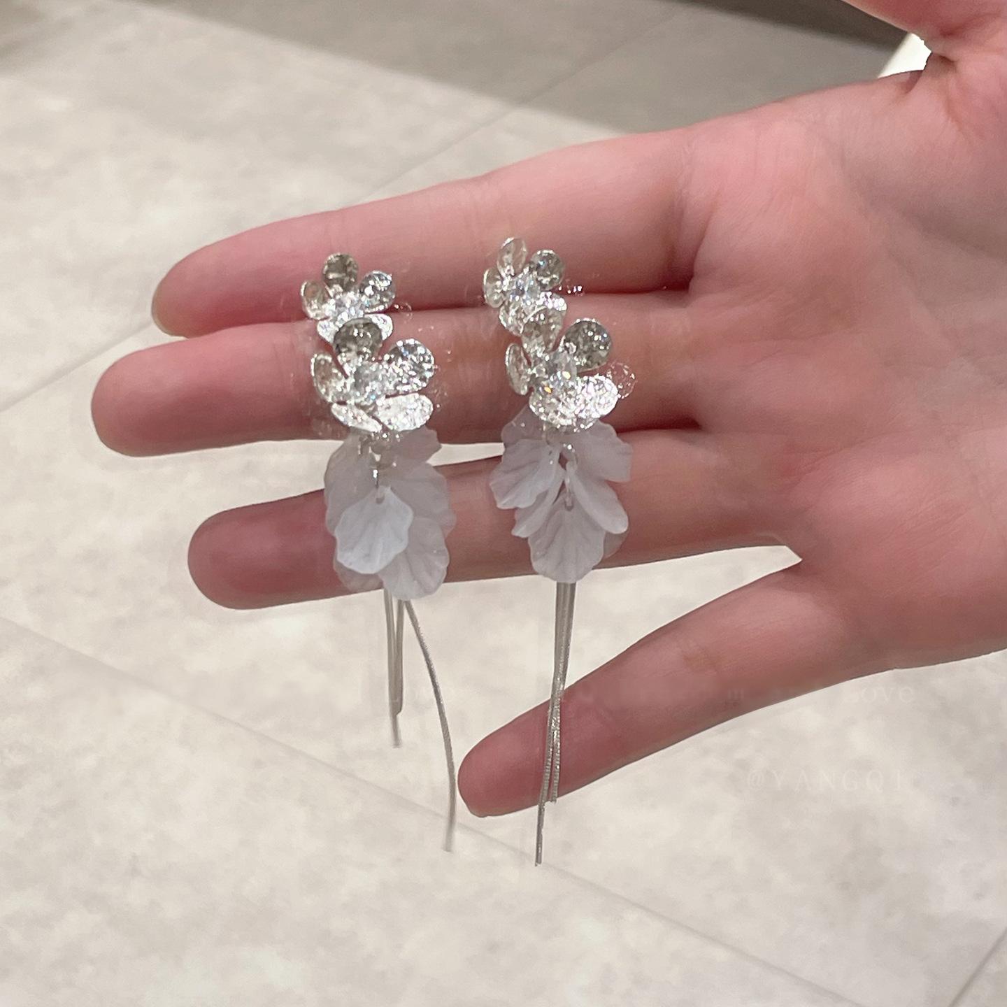 

Циркониевые серьги-цветы модные легкие роскошные темпераментные серьги-гвоздики универсальные нишевые персонализированные серьги