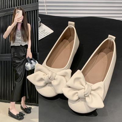Moda Um novo estilo de sapatos baixos de boca rasa para mulheres, versátil e confortável com um laço e um par de feijões em um pé