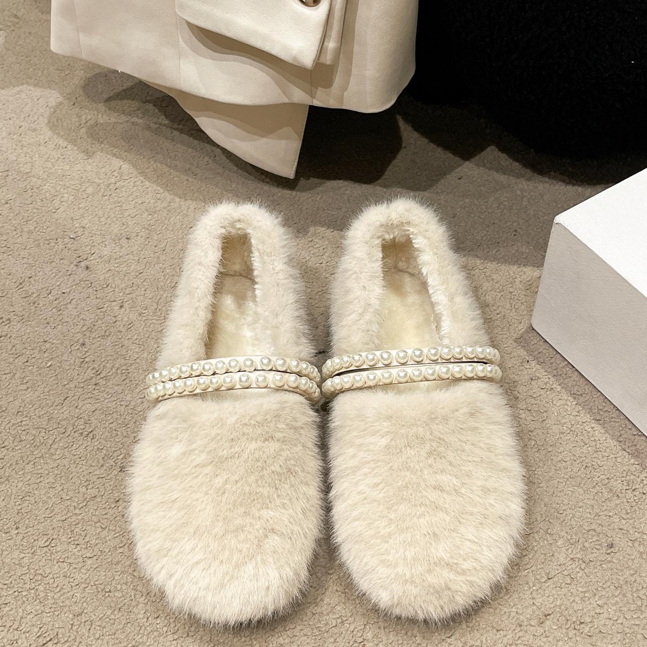 

Xiaoxiangfeng fluffy shoes for women in autumn and winter, wearing velvet white Internet celebrities, pedal Doudou shoes 2025 cotton shoes 40
