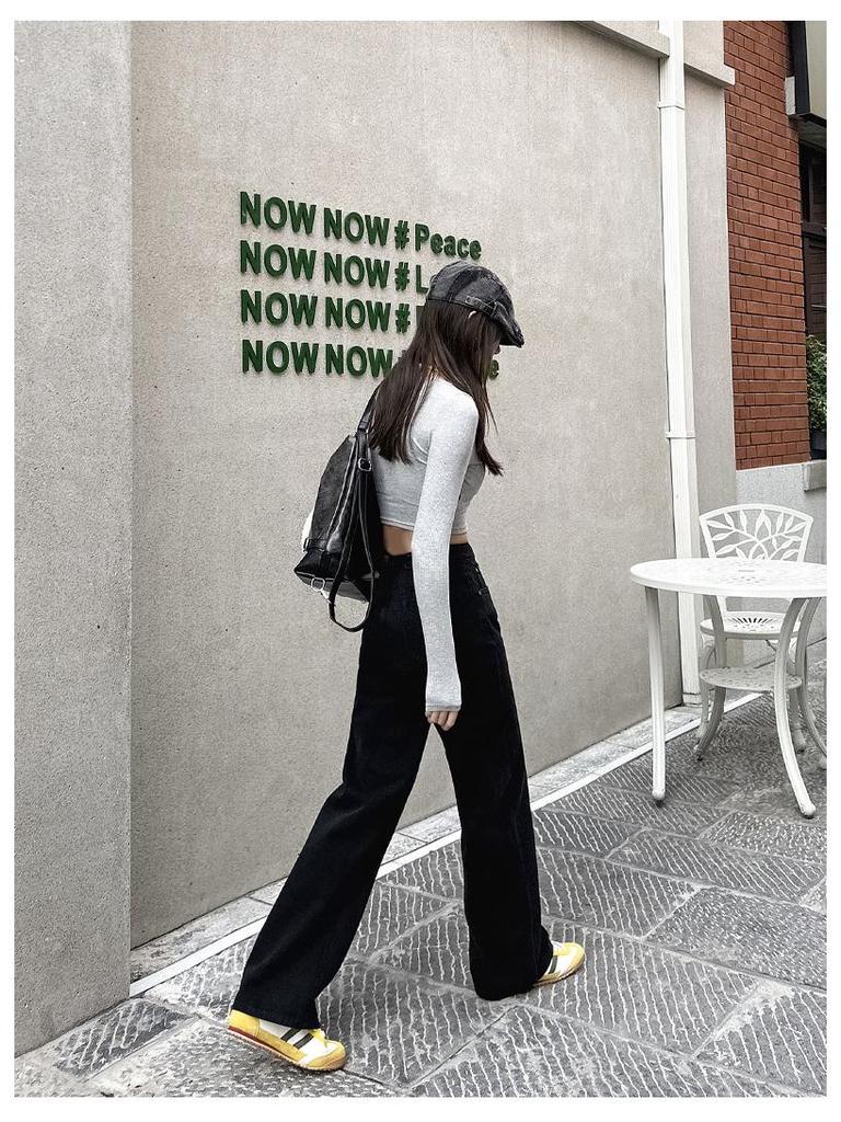 Jeans d'automne 2025 pour femmes, noirs, amincissants, taille haute, jambe droite, design polyvalent et simple.