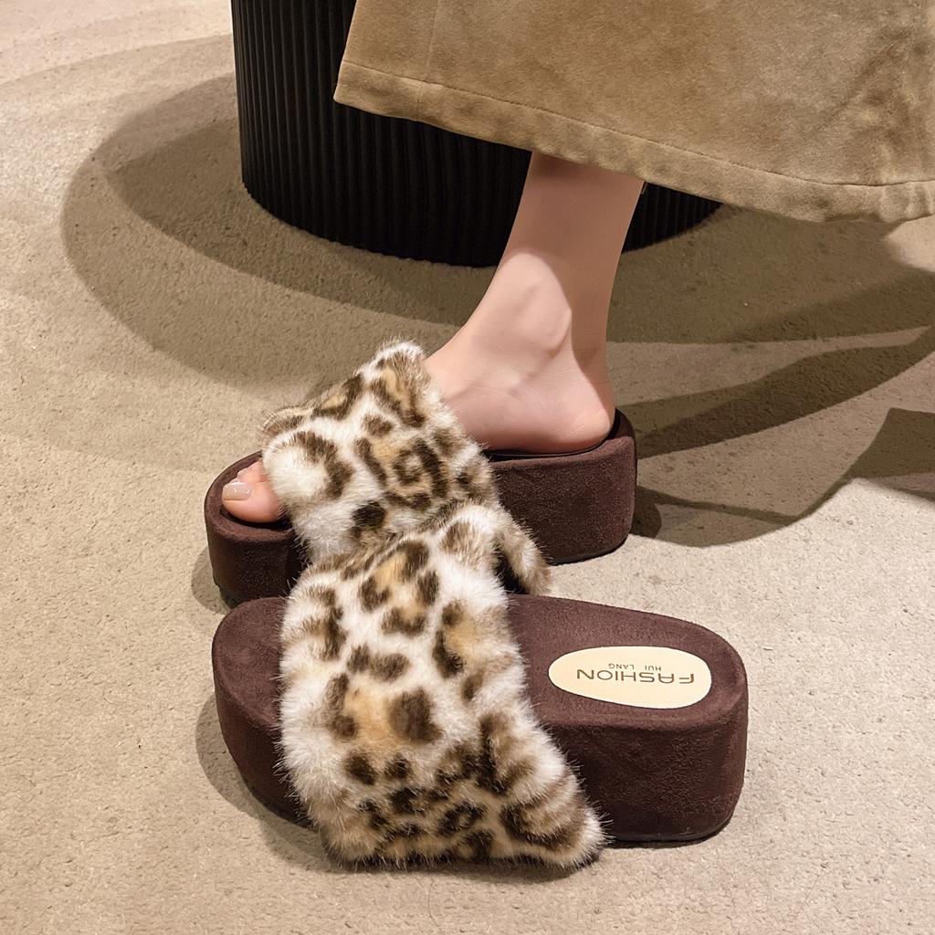 Leopard print thick-bottomed fluffy slippers for women to wear 2025 autumn and winter new fashion home fluffy lazy cotton slippers