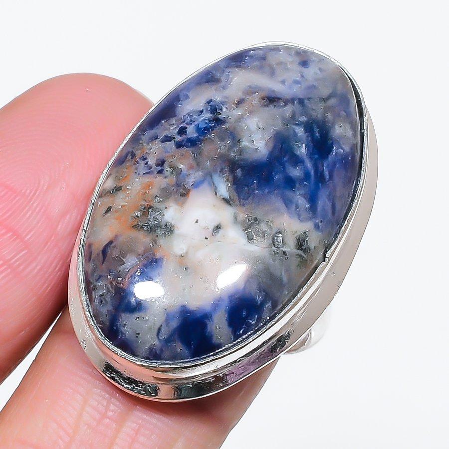 

Кольцо из серебра 925 пробы с драгоценным камнем содалитом, размер 8