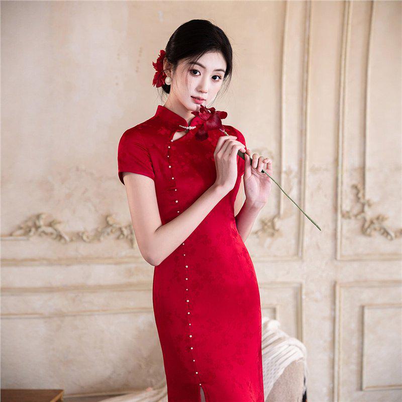 Wine Red Pearl Button Cheongsam: Elegant Long Slimming Formal Dress for Weddings & Festive Occasions.