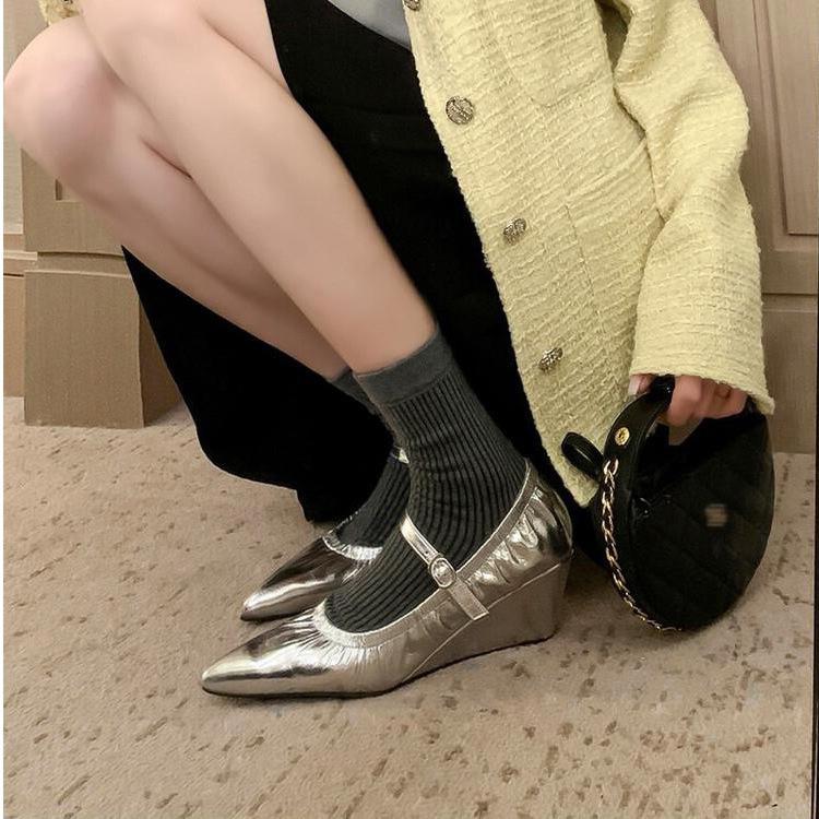 First season Hong Kong pleated wedge heel pointed buckle Mary Jane women's shoes 2026 spring heel shallow mouth silver shoes