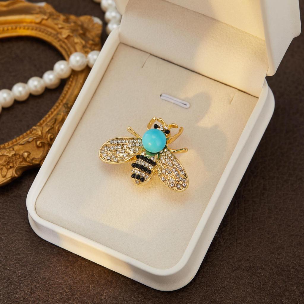High-End Women's Bee Brooch: Korean Luxury Temperament Badge Pin for Versatile Clothing Accessories