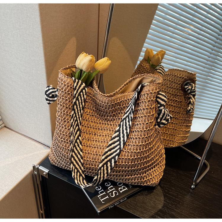 Boho Chic Large Woven Straw Tote Bag for Women Commuter Handbag Shoulder Bag, Perfect for Spring Outings, Beach Tote Bag
