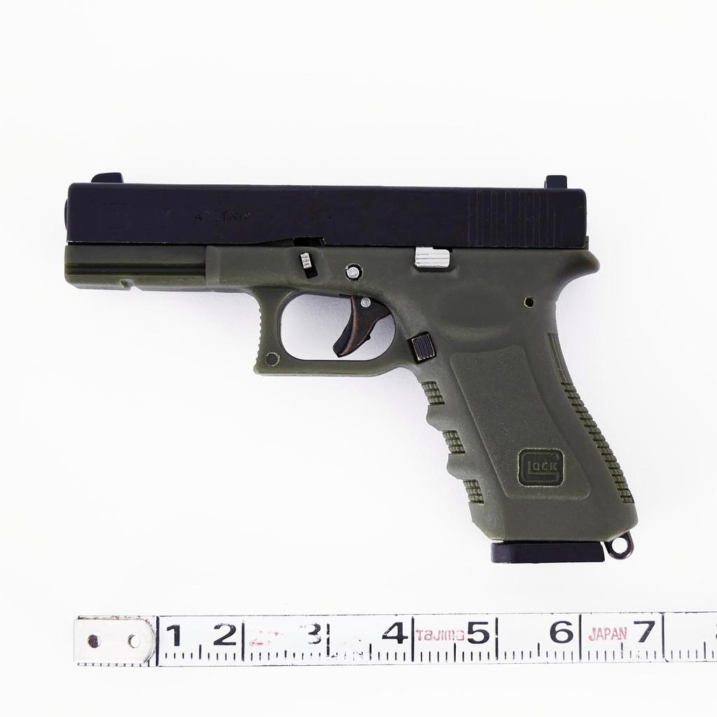 [Azalea Co., Ltd.] HITCALL Glock 17 Super Precision 1/3 Typ výfuku Zliatinová kľúčenka Kovový záver Mini model zbrane Špeciálne puzdro na zbraň (kaki)