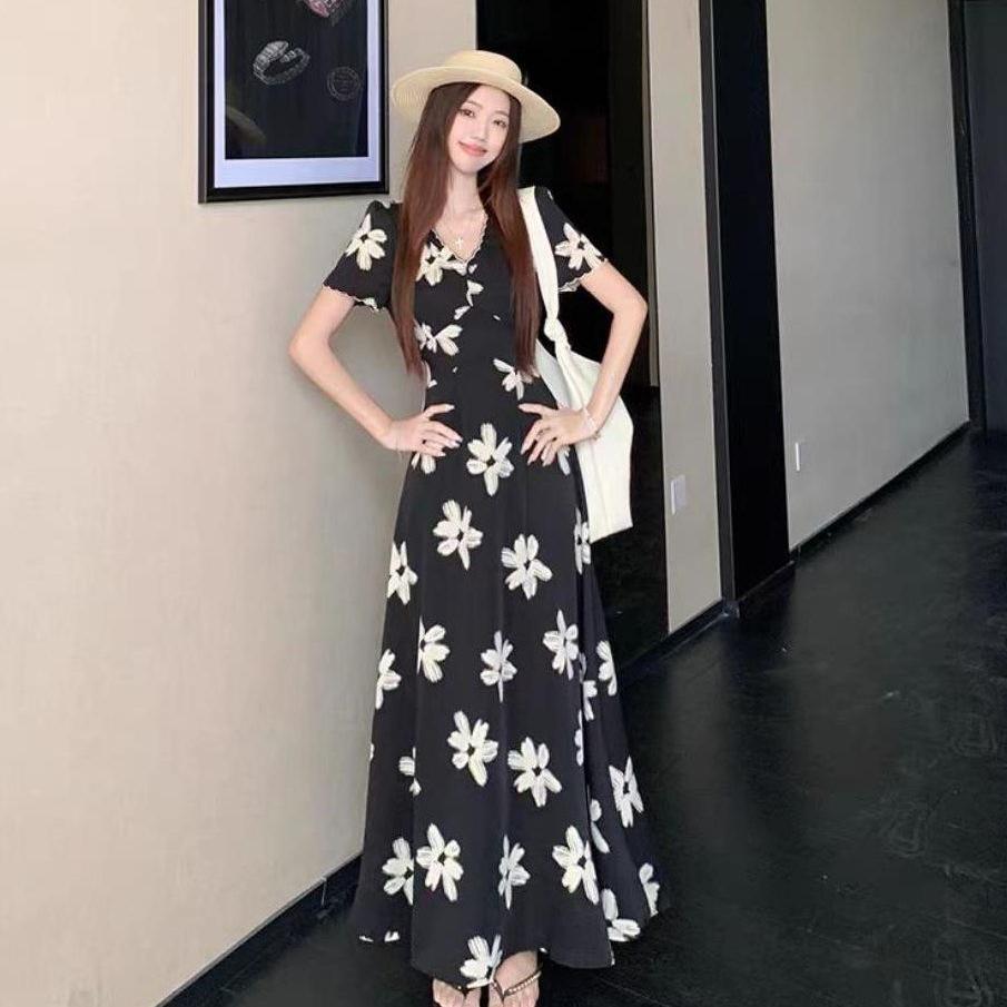 Summer French Retro Black Floral V-Neck Lace Dress with Slimming Waist and Wide Hem