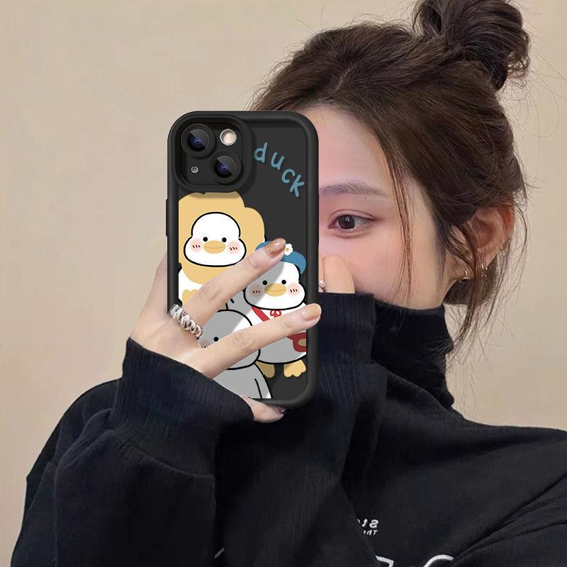 Cute cartoon little yellow duck iPhone17promax Apple 17pro mobile phone case 16/15 fine hole 17 anti-drop 14