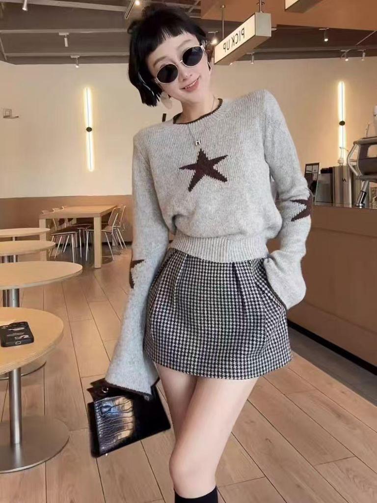Women's Star Embroidery Contrast Round Neck Sweater - Slim Fit, Versatile Autumn/Winter Knit Top