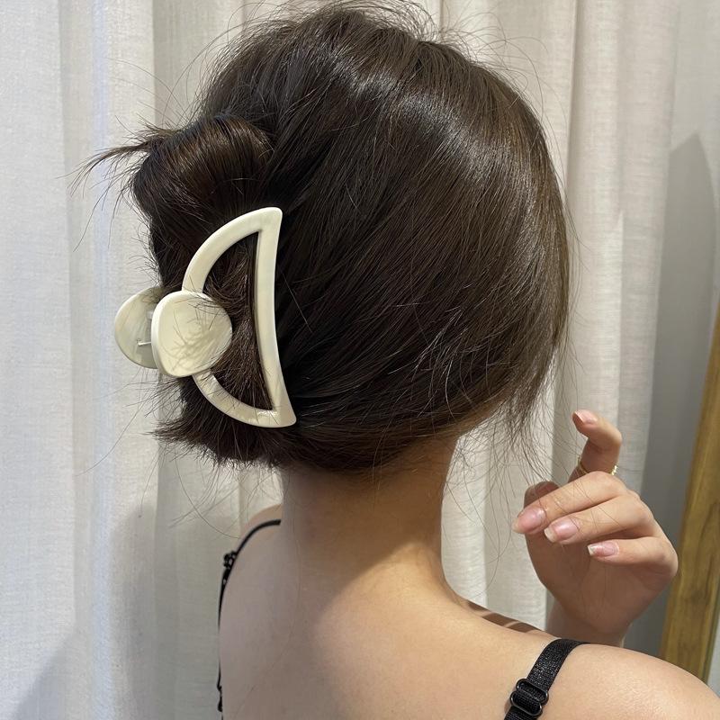 Versatile Cream Claw Hair Clip: Sweet Spring Accessory for Girls and Updos