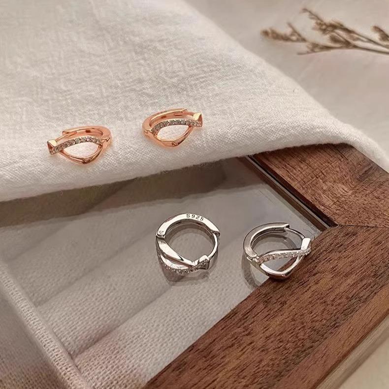 S925 Silber Geometrische Kreuz Ohrringe - Einzigartiges Kaltes Stil Design für Frauen