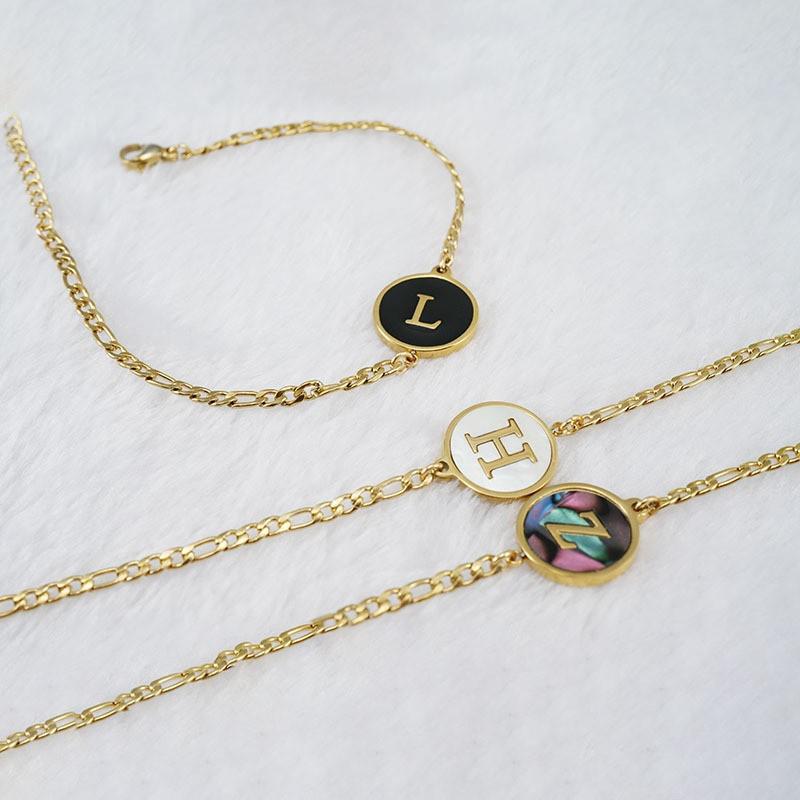 Pulsera Redonda de Acero Inoxidable 18K Europea con Letra para Mujer - Joyería de Mano Moderna y Elegante