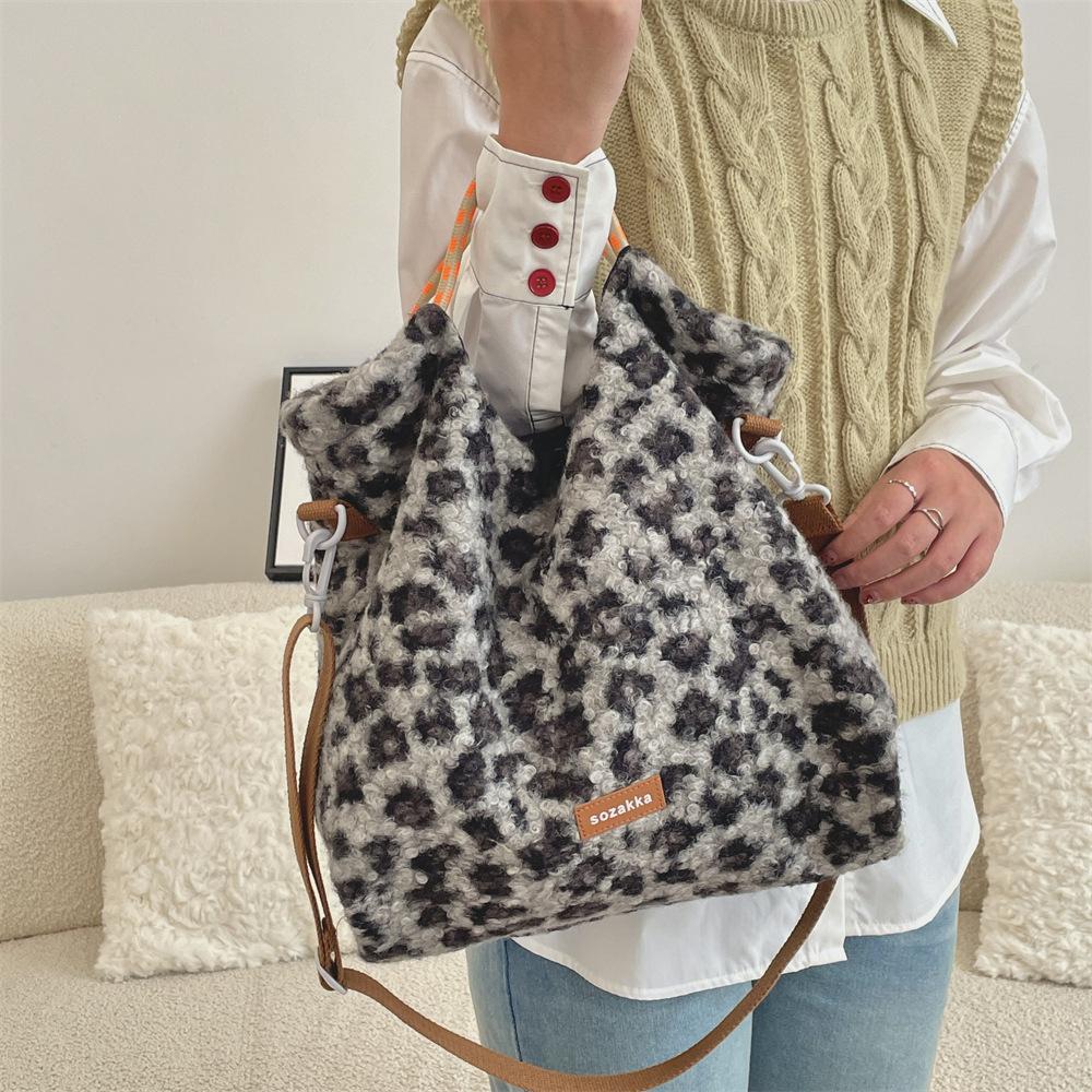 

Yogodlns Женская плюшевая леопардовая сумка через плечо, модная сумка для переноски, большая вместимость, стильная сумка-мешок кроссбоди, уличная дорожная сумка 30x11x30cm чёрный/леопардовый