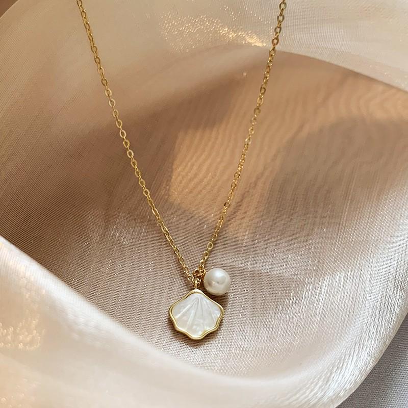 Elegant French Mother-of-Pearl Pendant Necklace - Luxurious, Fashionable, and Versatile Choker