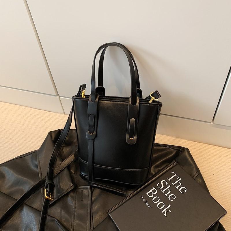 Fashion portable bucket bag women's Korean version of simple casual shoulder bag 2025 autumn niche trend versatile