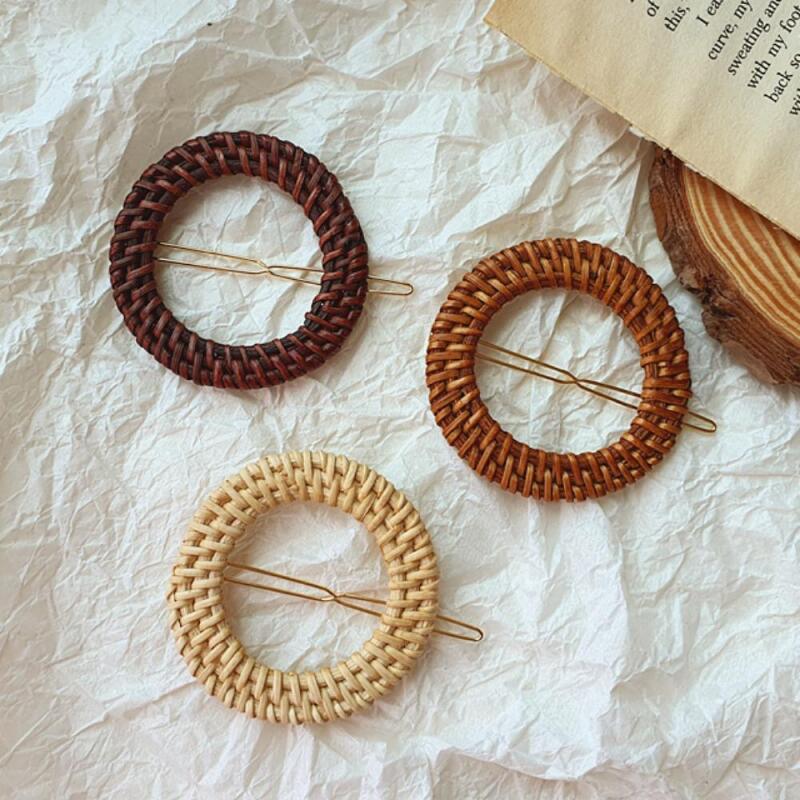 Women s summer vacation travel look with round hairpin A29692_Beige