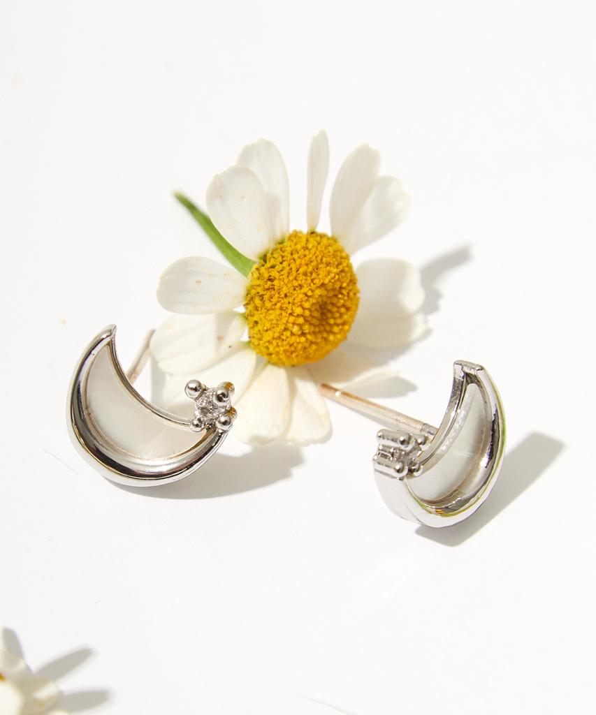 Noonoo Fingers 925 Sterling Silver Post White Mother-Of-Pearl Crescent Moon Earrings