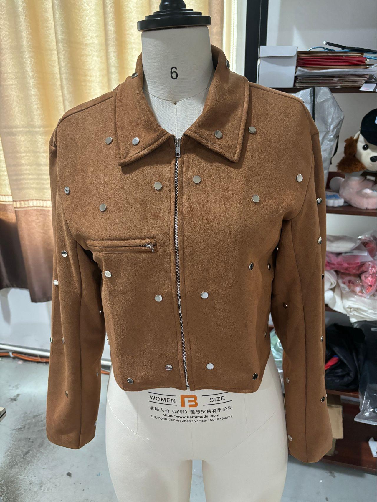 

Ретро коричневая замшевая куртка с лацканами и заклепками для весны и осени, 2024 Large