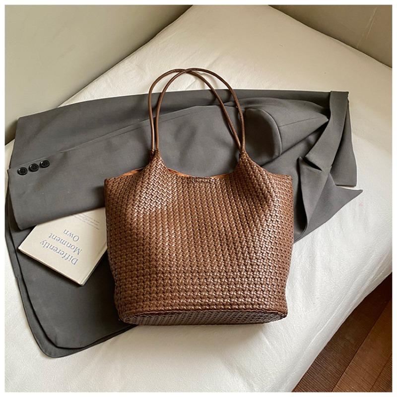Autumn new texture braided pattern commuting simple large capacity retro solid color bucket armpit shoulder bag for women