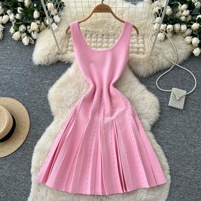 Sommer einfarbiges ärmelloses Strick-Minikleid mit Perlen für Damen Koreanischer Stil Hohe Taille Taillenbetonend Schlankmachend Elegantes Pulloverkleid