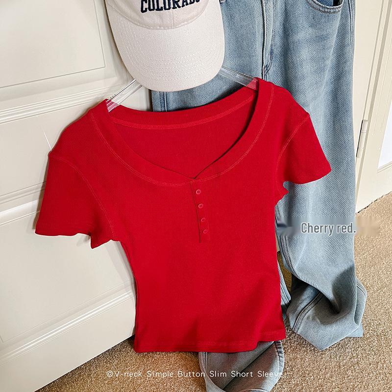 

Женская приталенная футболка с V-образным вырезом, коротким рукавом и пуговичным декором Medium красный/вишня