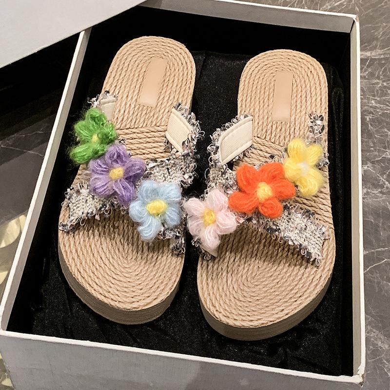 Nischen-neue Feenwind-Absatz-Zehensandalen Sommer-Mode Stroh gewebt Blume Plateau pastoraler Urlaub Strandschuhe