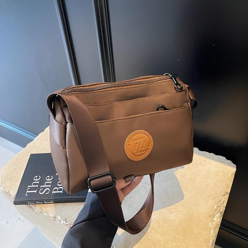Casual simple bag women's new fashion niche design shoulder messenger bag multi-layer pillow bag