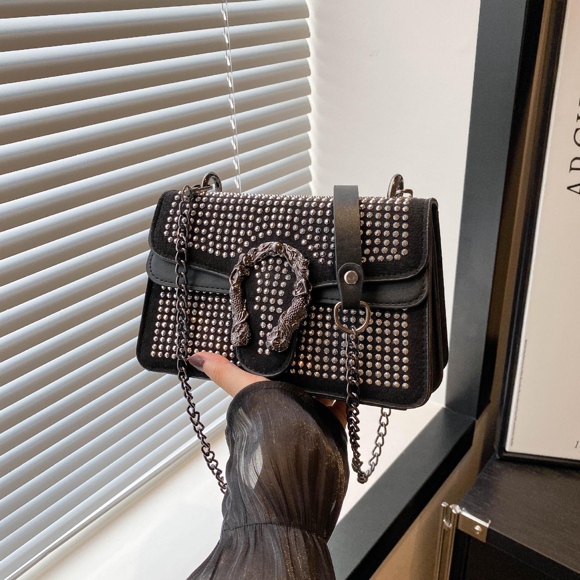 

Весенние тренды 2024 года: сумка-мессенджер и сумка-цепочка через плечо серебряный