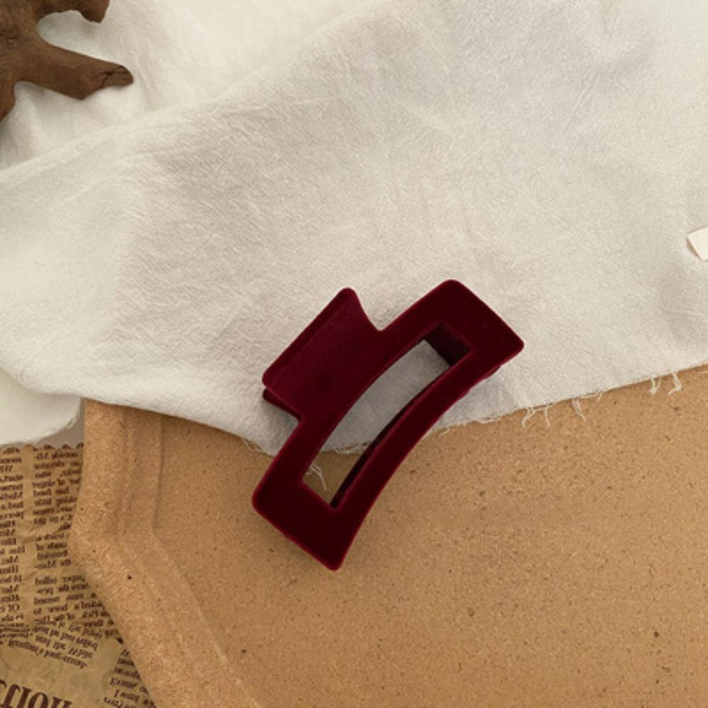 

Стильная бархатная заколка для волос в стиле ретро.