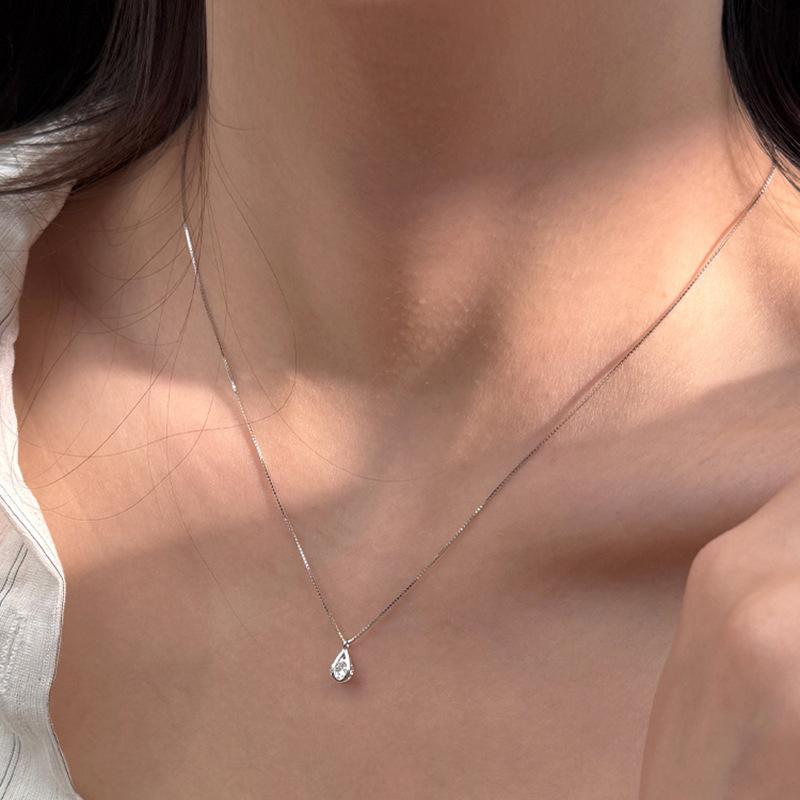 Jemný krystalový náhrdelník ve tvaru slzy - Elegantní přívěsek s diamantovým akcentem pro ženy Dárkové módní doplňky