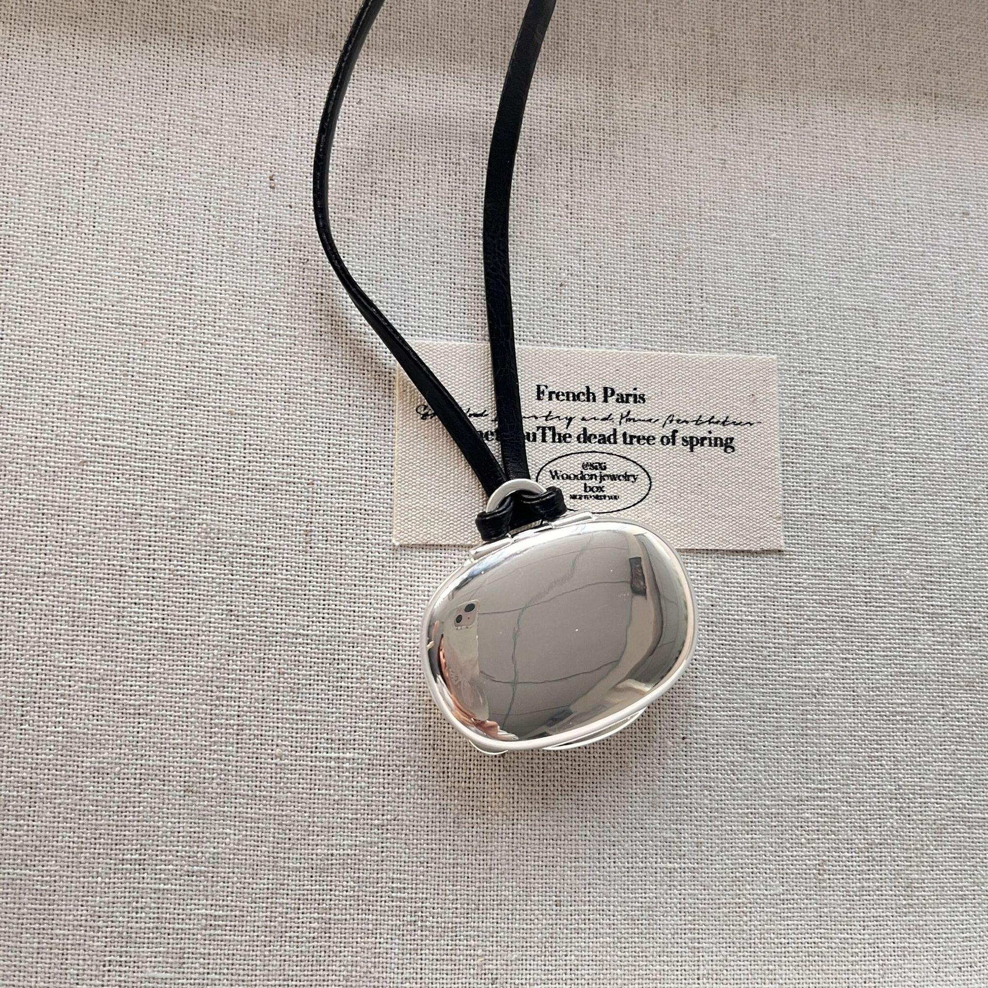 

Серебряное ожерелье с подвеской в виде шкатулки с лунным светом, женская черная веревка из коровьей кожи, длинная нишевая дизайнерская универсальная цепочка для свитера