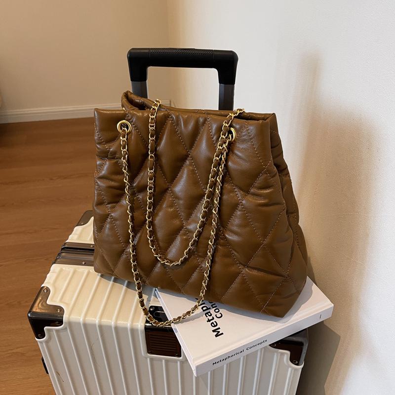 

Premium texture large-capacity bag women s 2025 new autumn and winter fashion diamond tote bag chain shoulder messenger bag темно-коричневого