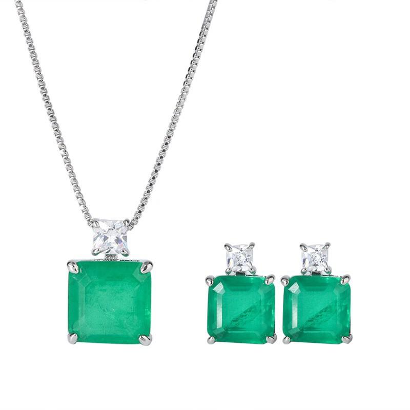 Popular Colored Treasure Inlaid With Simulated Emerald Pendant Retro Women'S Necklace Elegant Women'S Necklace