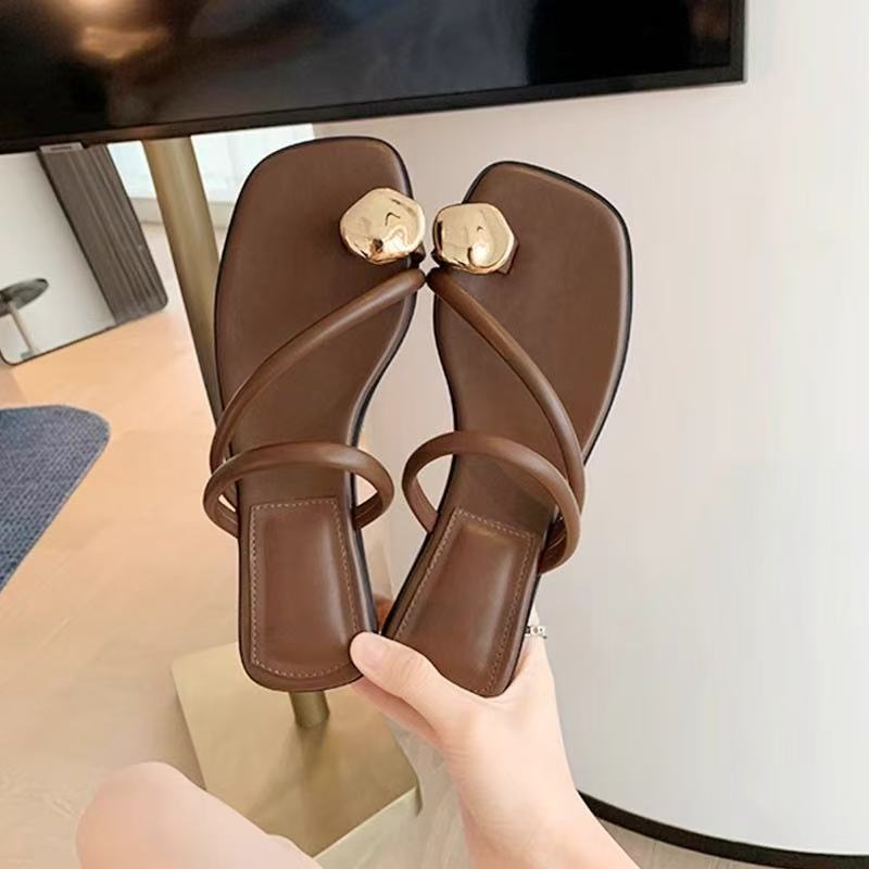 

Черные сандалии с квадратным носком, темпераментные, женские, на низком каблуке, новые, для улицы, с открытым носком, на плоской подошве, крутые шлепанцы 41 коричневый