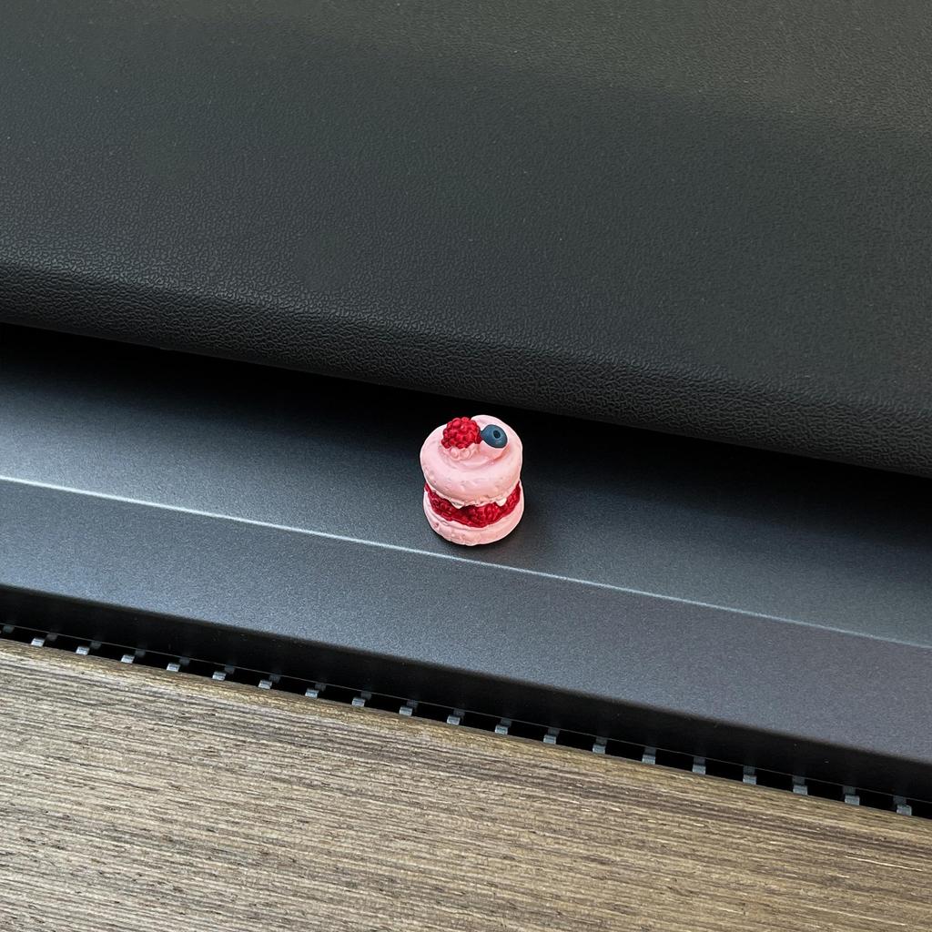 Car-Mounted Cute Cake Ornament: Screen & Interior Decor