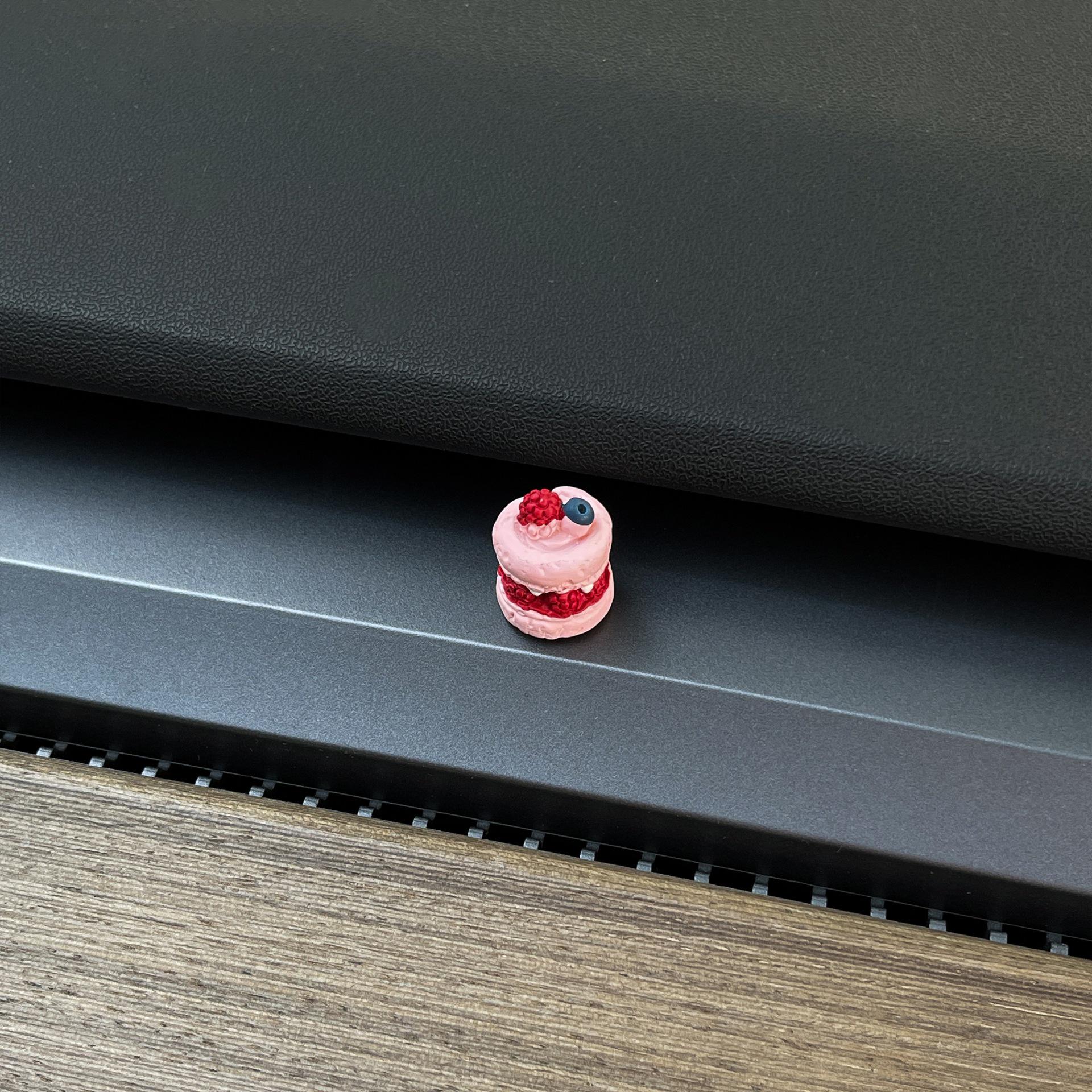 

Car-Mounted Cute Cake Ornament: Screen & Interior Decor