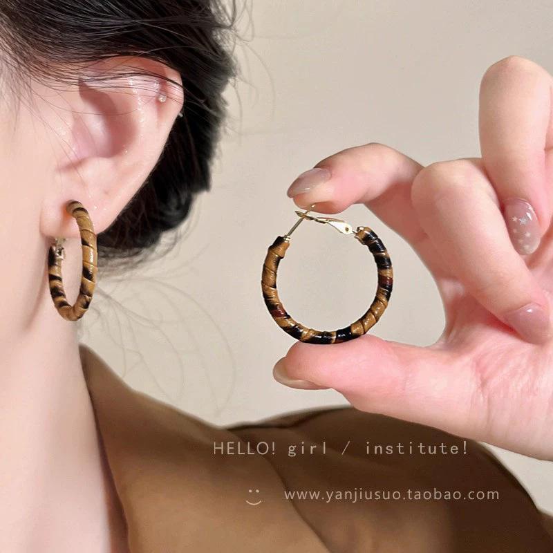 Autumn and winter new metal glossy ball earrings, femininity, advanced sense, square and round face, thin earrings, retro ear jewelry