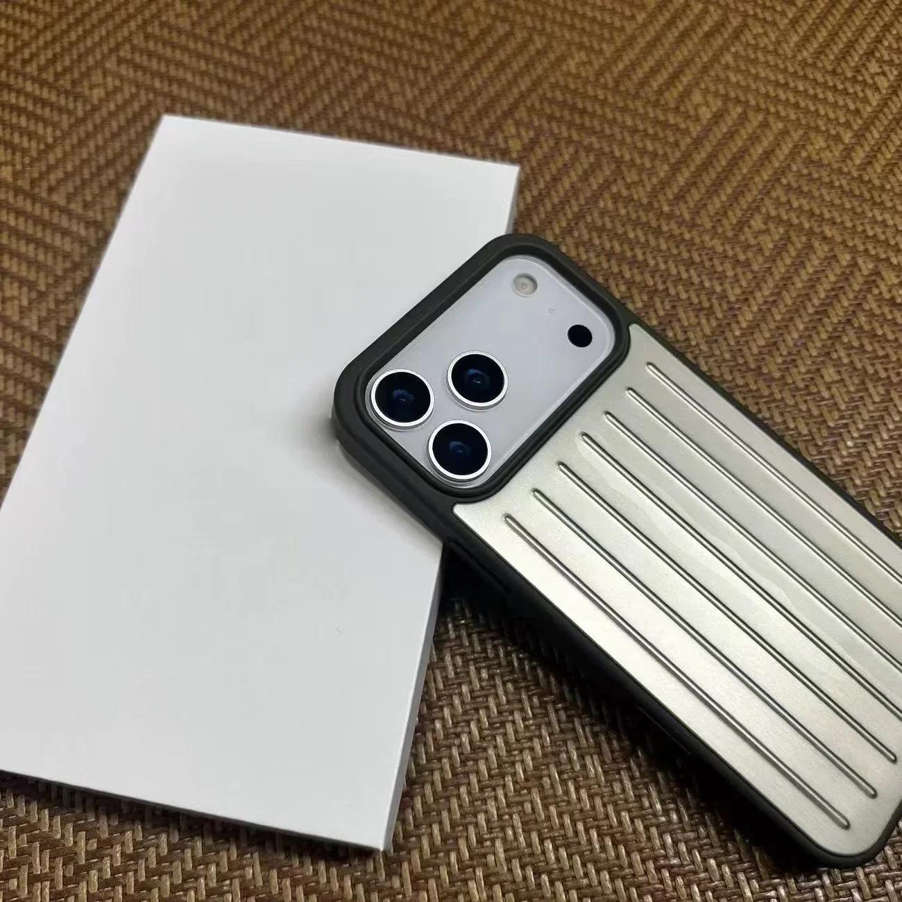 

Стиль INS Преміум Розкішний 3D Чохол-валіза для подорожей для IPhone 17 Pro Max 16 15 14 Захисна задня кришка з алюмінієвого сплаву з пакуванням у подарунковій коробці iPhone 16 червоний