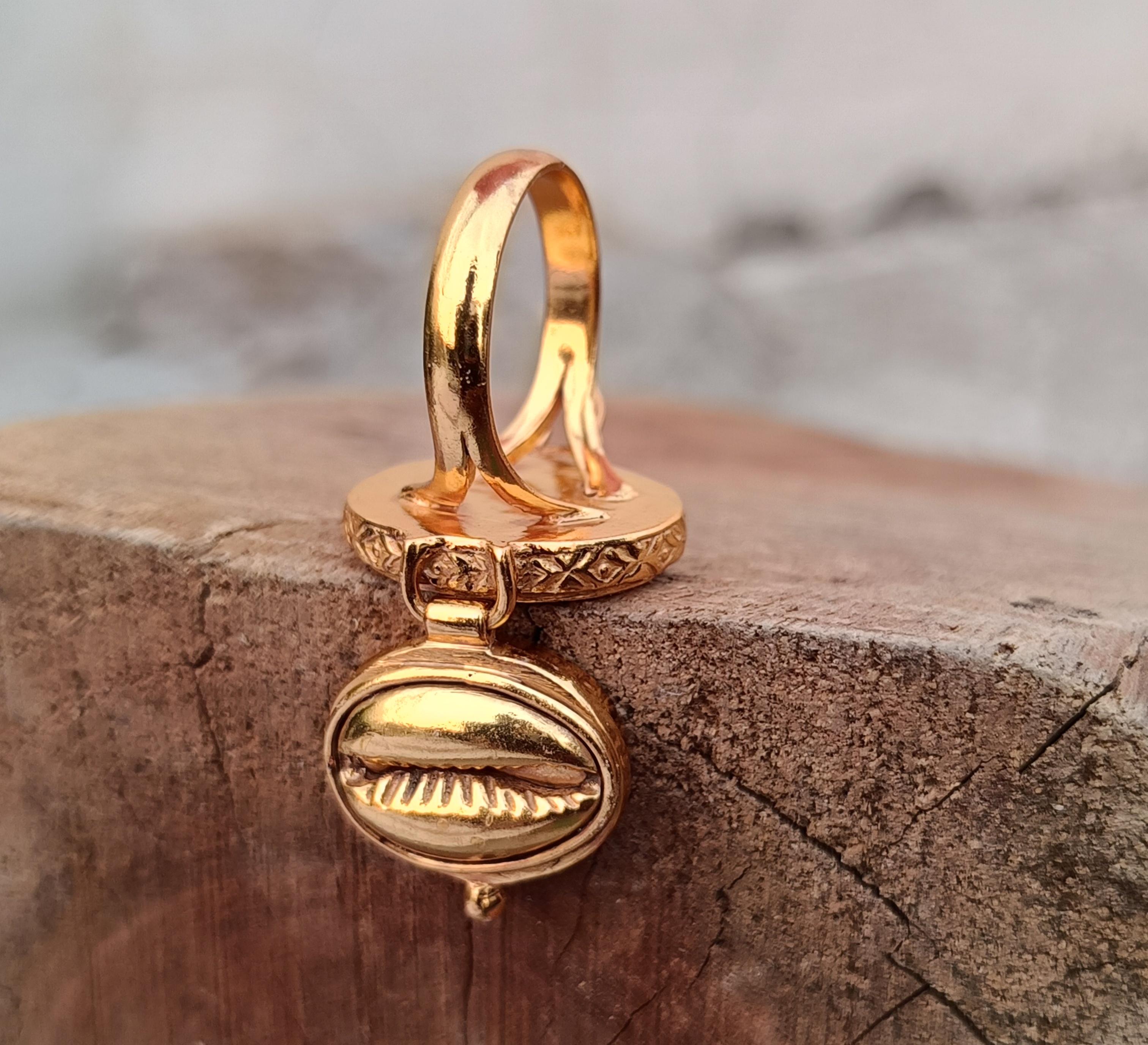 

Каблучка з отрутою в мушлі каурі, каблучка з отрутою в мушлі каурі, золота каблучка з отрутою в мушлі каурі, каблучка з каурі ручної роботи, каблучка з відсіком, відома каблучка, каблучка-оберег, подарунок для неї, 6 золотий