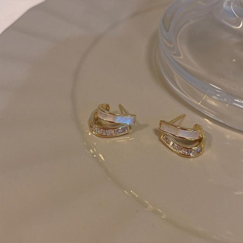 

Double J Rich Pearl Shell Earrings